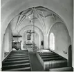 Badelunda sn, kyrkan.
Interiör med predikstol, valv, bänkar m.m., 1983.