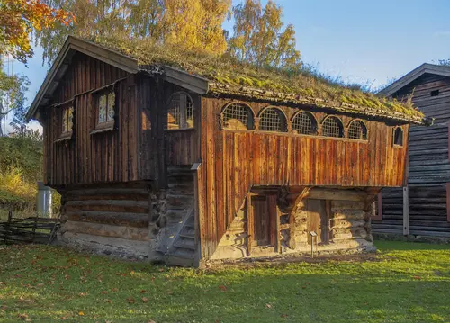Skråstadloftet er et høyloft i laftet tømmer, med innbygd svalgang i andre etasje og torv på taket.