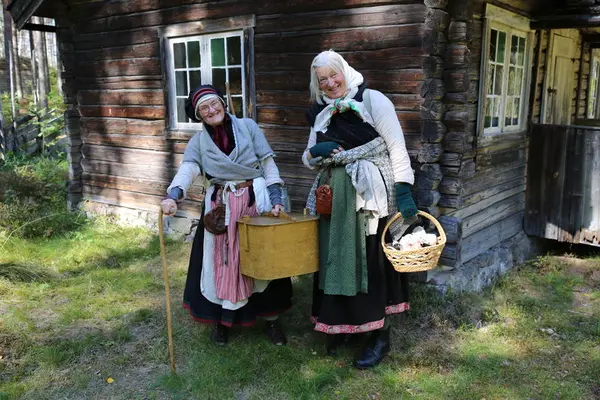 To eldre damer er kledd ut som seterfolk.