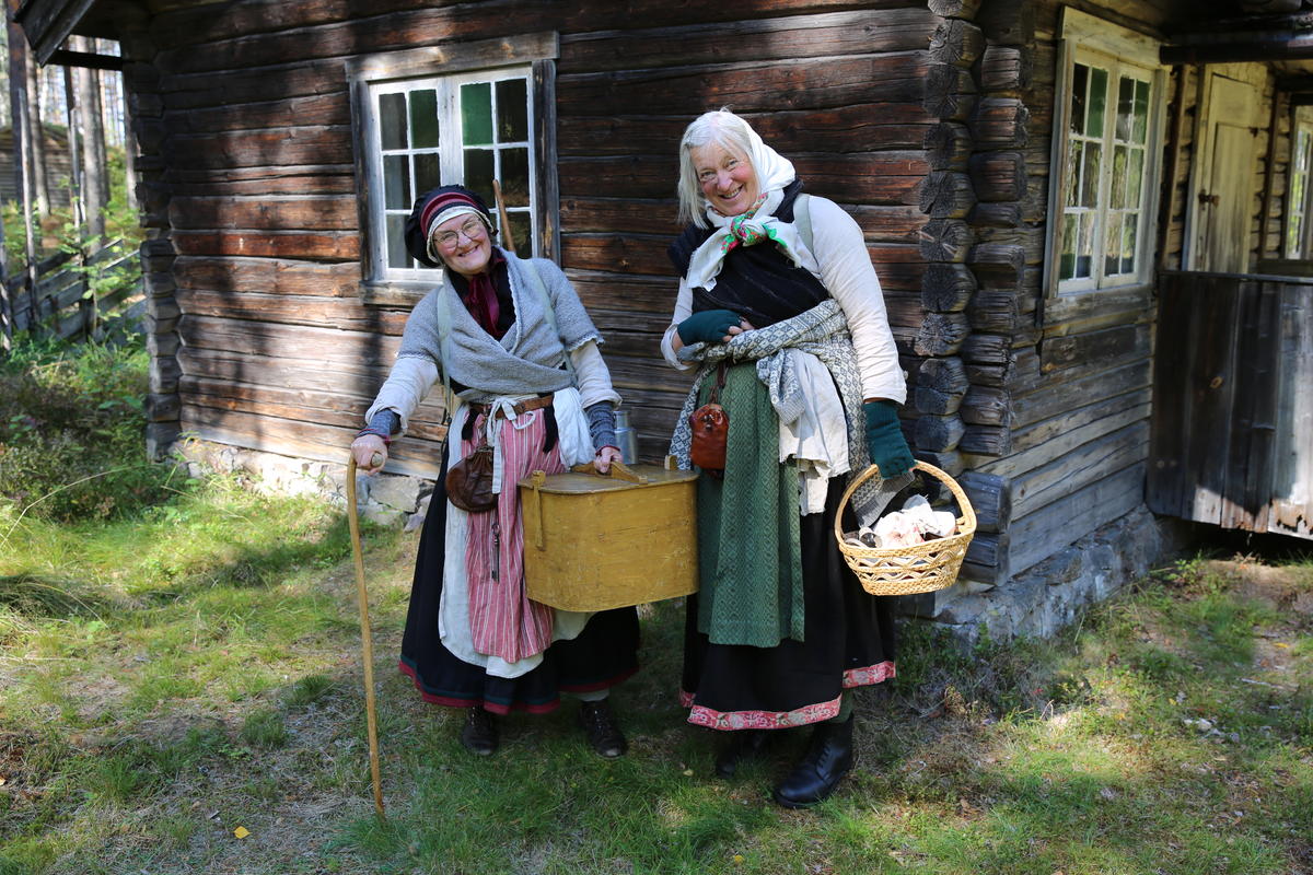 To eldre damer er kledd ut som seterfolk.