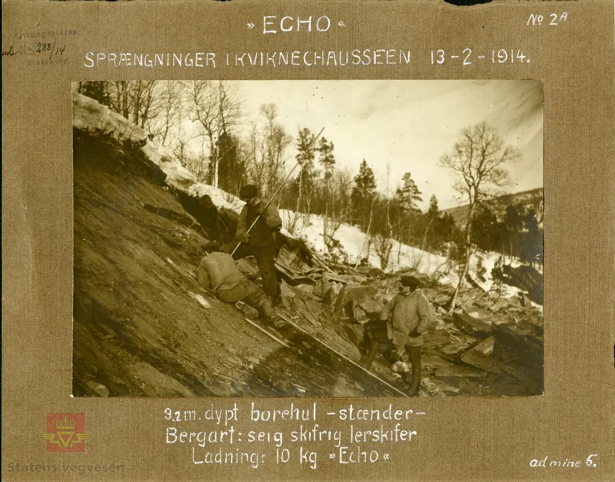 På bildet: Amtsingeniören  288/14 Bratsberg.  No2A.  "ECHO" Sprængninger i Kviknechausseen 13-2-1914.
9,2 meter dypt borehull - stænder-
Bergart: seig skifrig lerskifer
Ladning: 10 kg "ECHO".

Trolig er dette bildet fra Kvikne i Hedmark og vegen mellom Tynset og Ulsberg, dagens Rv 3. I følge Skougaard 1914 side 42 og 43 var anlegget påbegynt i 1905 og var enda ikke ferdig. Terrenget kan ligne Nord-Østerdalen. 

Det som forvirrer er at Kvikne ikke ligger i Bratsberg amt.
Trolig er dette "reklame" eller testing av sprengstoffer Echo som er sendt ut til Amtsingeniøren(e)?