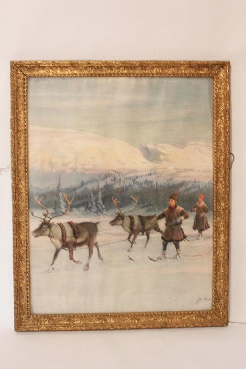Tryck av akvarell, bakom glas och guldfärgad dekorerad ram. Motivet föreställer två samer ledande varsin ren. I bakgrunden ser man skog och fjäll. Trycket är märkt med signaturen Joh. Tirén.