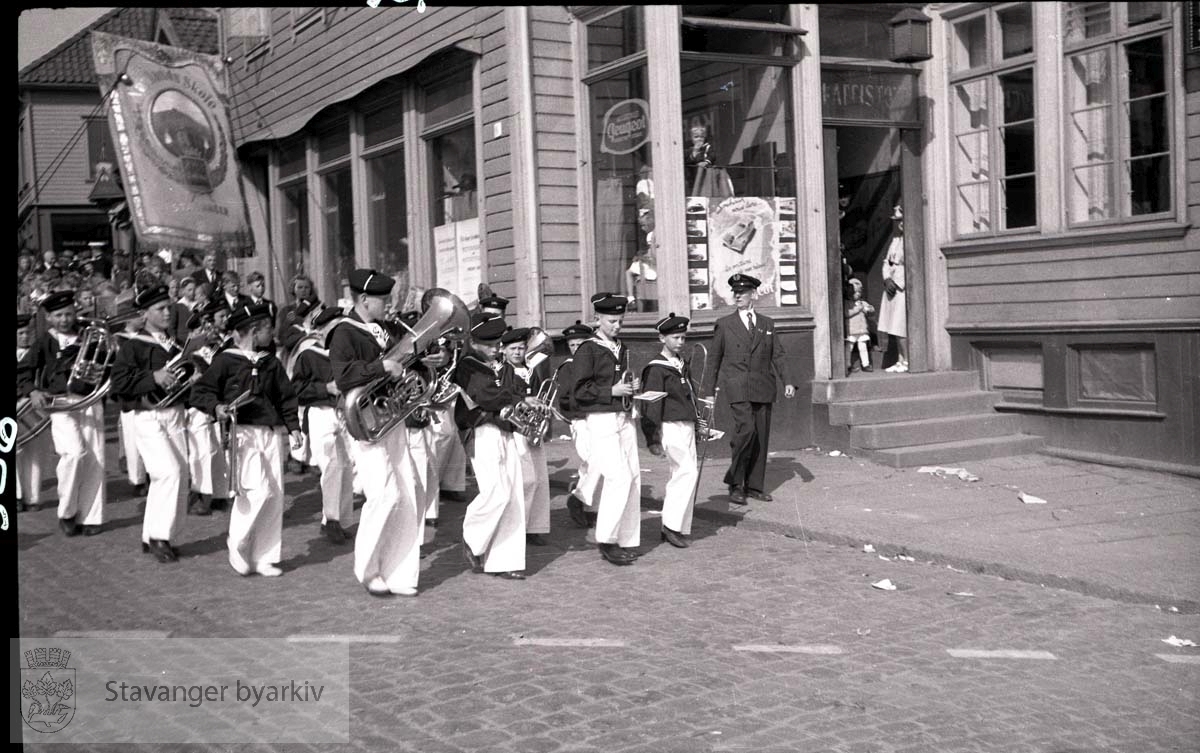 17. mai-tog.Våland skolekorps marsjerer forbi Kaffistova