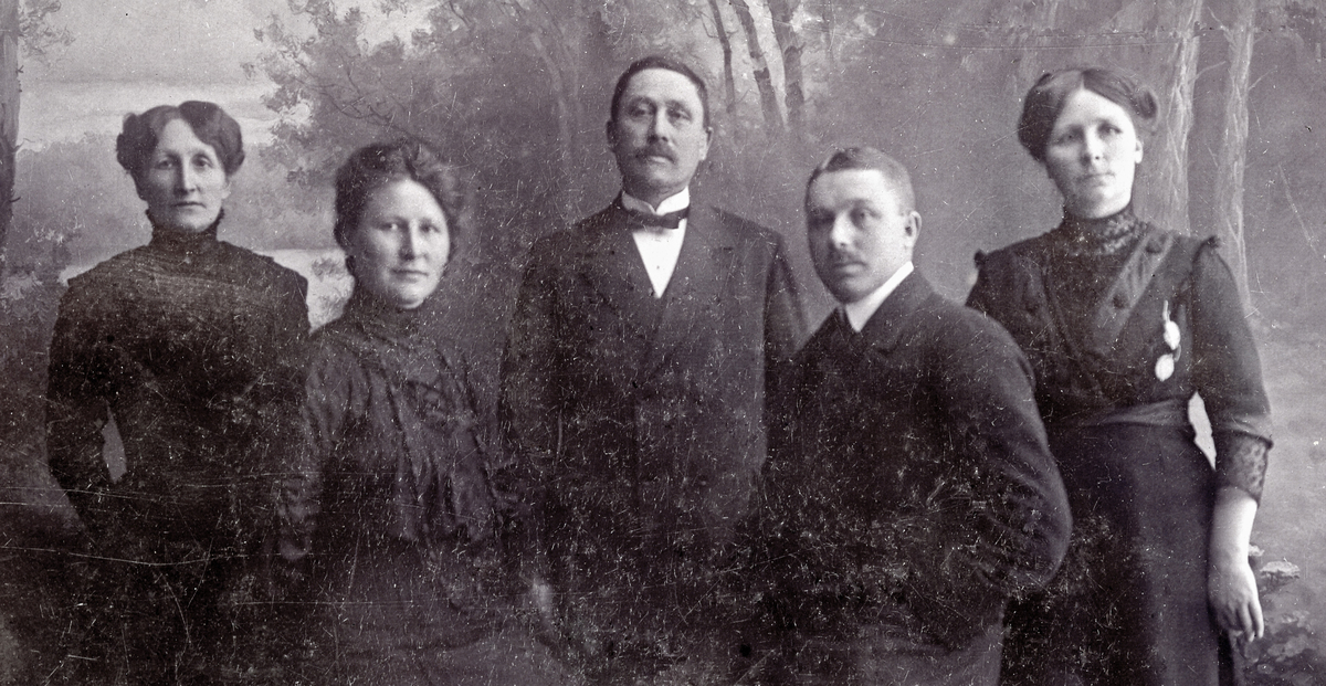 Søsknene Simonsen. F.v. Sofie, Elisabeth, Theodor, Adolf og Astrid.