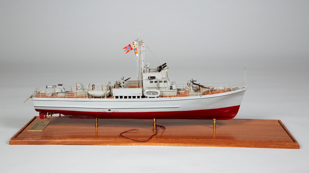 Båtmodell laget av Anker Mikal Gravdal, Stord.
Modellen er utført i tre, metall (plast?) og er plassert på ei plate av lakkert trevirke, mulig teak eller mahogny.

https://no.wikipedia.org/wiki/KNM_%C2%ABHitra%C2%BB



https://no.wikipedia.org/wiki/KNM_%C2%ABHitra%C2%BB
