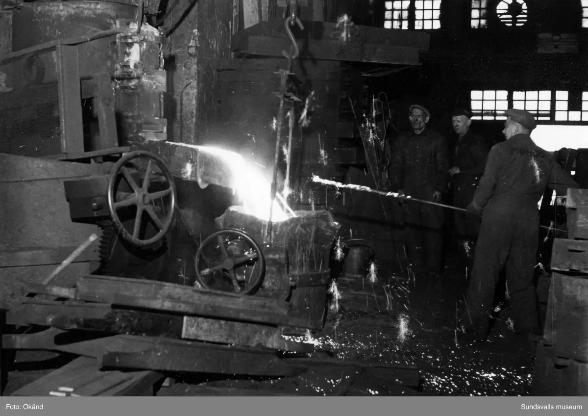 Ett stort antal bilder med interiörer och gjuteriarbetare på Mohögs gjuteri vid Mohögs Mekaniska Verkstad. Fotografierna ingår i ett minnesalbum tillägnat gjutaren Viktor Dahlberg, anställd mellan 1917 till 1956. "Sista biten". Bilderna visar den sista gjutningen vid stängningen 1956.