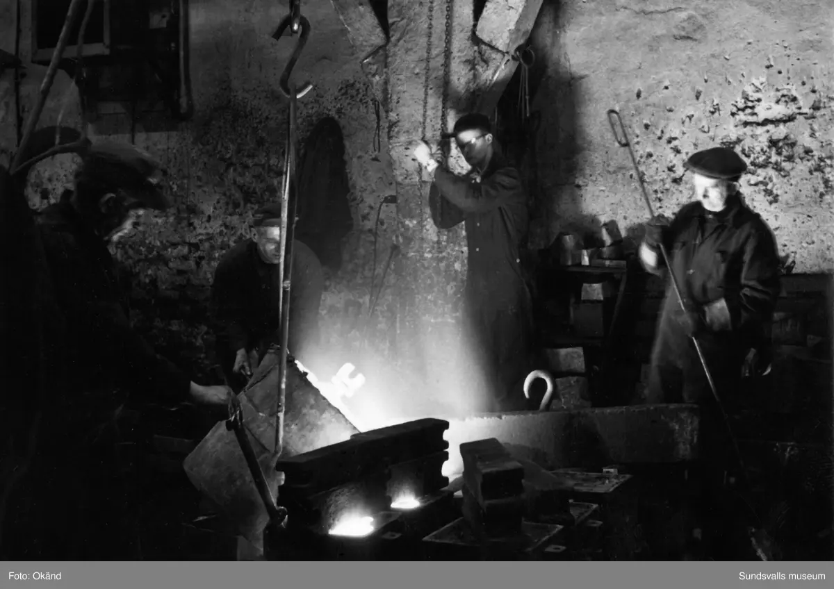 Ett stort antal bilder med interiörer och gjuteriarbetare på Mohögs gjuteri vid Mohögs Mekaniska Verkstad. Fotografierna ingår i ett minnesalbum tillägnat gjutaren Viktor Dahlberg, anställd mellan 1917 till 1956. "Sista biten". Bilderna visar den sista gjutningen vid stängningen 1956.