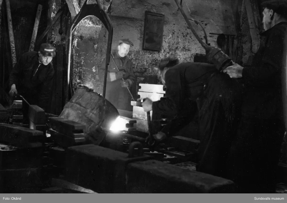 Ett stort antal bilder med interiörer och gjuteriarbetare på Mohögs gjuteri vid Mohögs Mekaniska Verkstad. Fotografierna ingår i ett minnesalbum tillägnat gjutaren Viktor Dahlberg, anställd mellan 1917 till 1956. "Sista biten". Bilderna visar den sista gjutningen vid stängningen 1956.