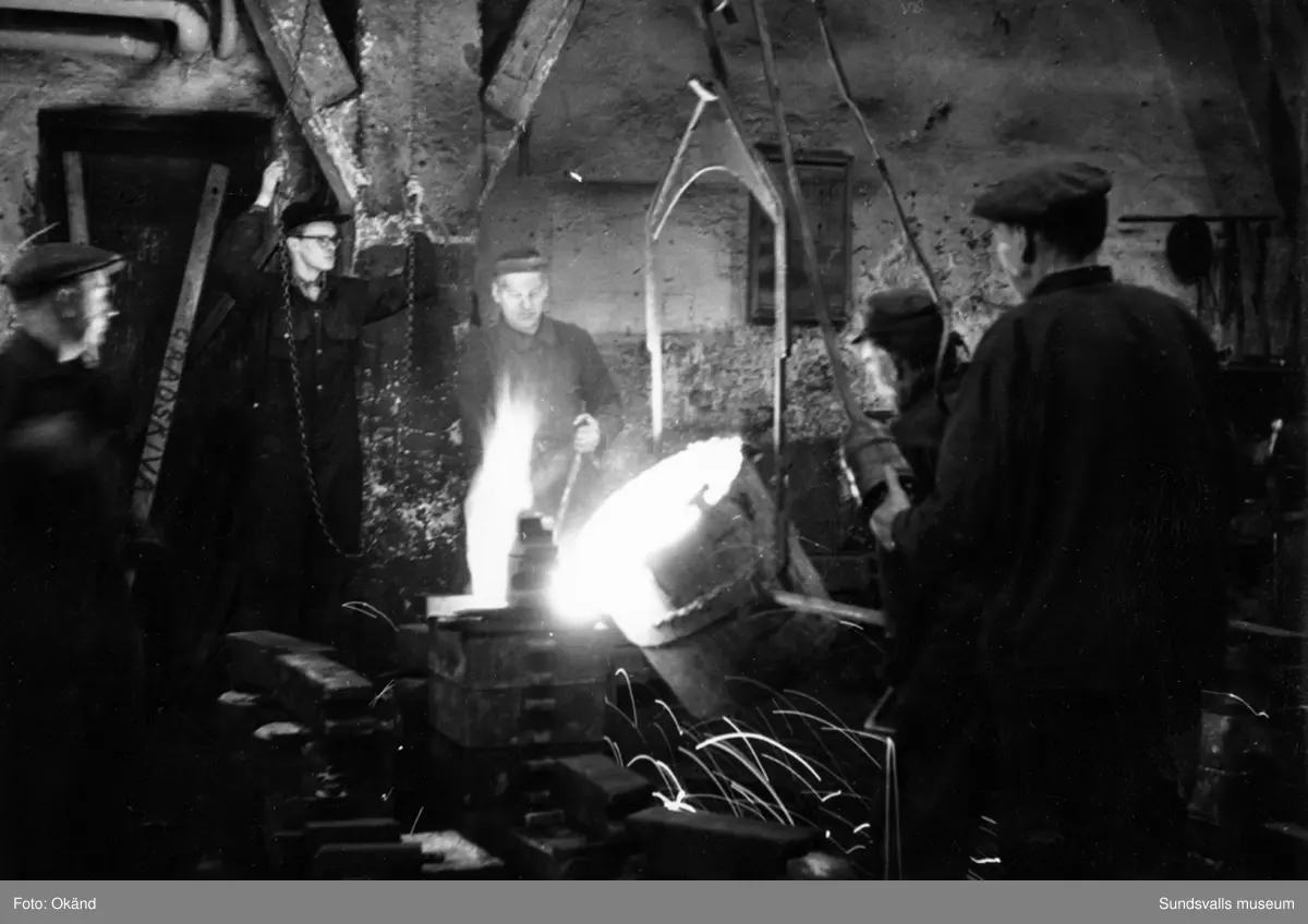 Ett stort antal bilder med interiörer och gjuteriarbetare på Mohögs gjuteri vid Mohögs Mekaniska Verkstad. Fotografierna ingår i ett minnesalbum tillägnat gjutaren Viktor Dahlberg, anställd mellan 1917 till 1956. "Sista biten". Bilderna visar den sista gjutningen vid stängningen 1956.