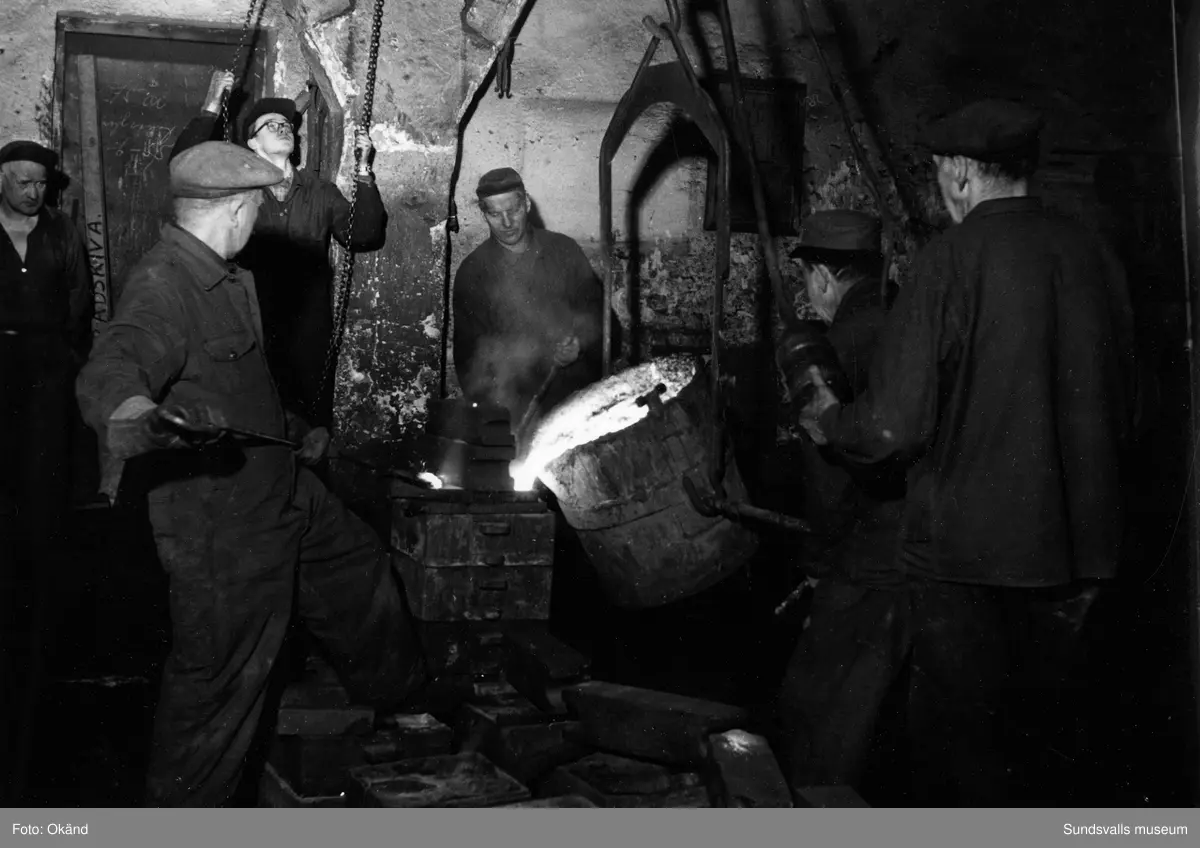 Ett stort antal bilder med interiörer och gjuteriarbetare på Mohögs gjuteri vid Mohögs Mekaniska Verkstad. Fotografierna ingår i ett minnesalbum tillägnat gjutaren Viktor Dahlberg, anställd mellan 1917 till 1956. "Sista biten". Bilderna visar den sista gjutningen vid stängningen 1956.