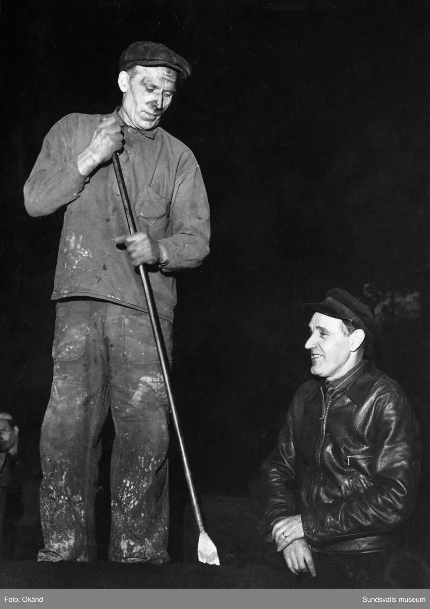Ett stort antal bilder med interiörer och gjuteriarbetare på Mohögs gjuteri vid Mohögs Mekaniska Verkstad. Fotografierna ingår i ett minnesalbum tillägnat gjutaren Viktor Dahlberg, anställd mellan 1917 till 1956. "Sista biten". Bilderna visar den sista gjutningen vid stängningen 1956.