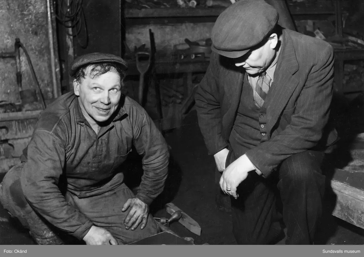 Ett stort antal bilder med interiörer och gjuteriarbetare på Mohögs gjuteri vid Mohögs Mekaniska Verkstad. Fotografierna ingår i ett minnesalbum tillägnat gjutaren Viktor Dahlberg, anställd mellan 1917 till 1956. "Sista biten". Bilderna visar den sista gjutningen vid stängningen 1956.