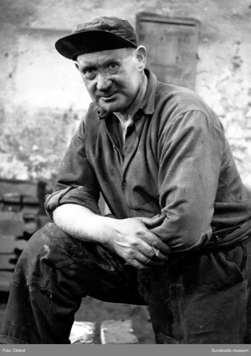 Ett stort antal bilder med interiörer och gjuteriarbetare på Mohögs gjuteri vid Mohögs Mekaniska Verkstad. Fotografierna ingår i ett minnesalbum tillägnat gjutaren Viktor Dahlberg, anställd mellan 1917 till 1956. "Sista biten". Bilderna visar den sista gjutningen vid stängningen 1956.