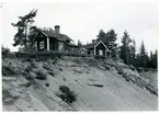 Badelunda sn, Badelundaåsen.
Grustag på Badelundaåsen. Bostadshus på kanten.