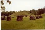 Badelunda sn, Anundshögsområdet, Långby.
Gravhög och skeppssättning.