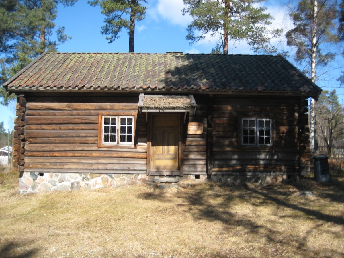 Laftet bygning i en etasje med stue og to kammers. Oppført  i akershusisk grunnplan. Husert har ei pipe med to ildsteder.