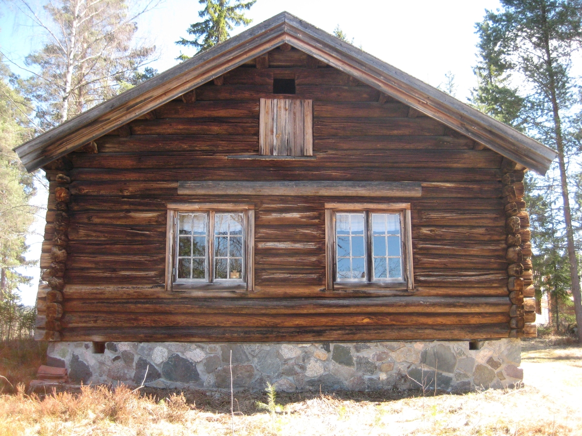Laftet bygning i en etasje med stue og to kammers. Oppført  i akershusisk grunnplan. Husert har ei pipe med to ildsteder.