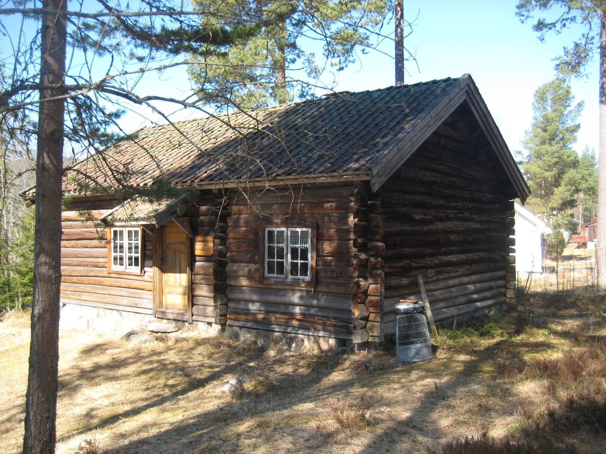 Laftet bygning i en etasje med stue og to kammers. Oppført  i akershusisk grunnplan. Husert har ei pipe med to ildsteder.
