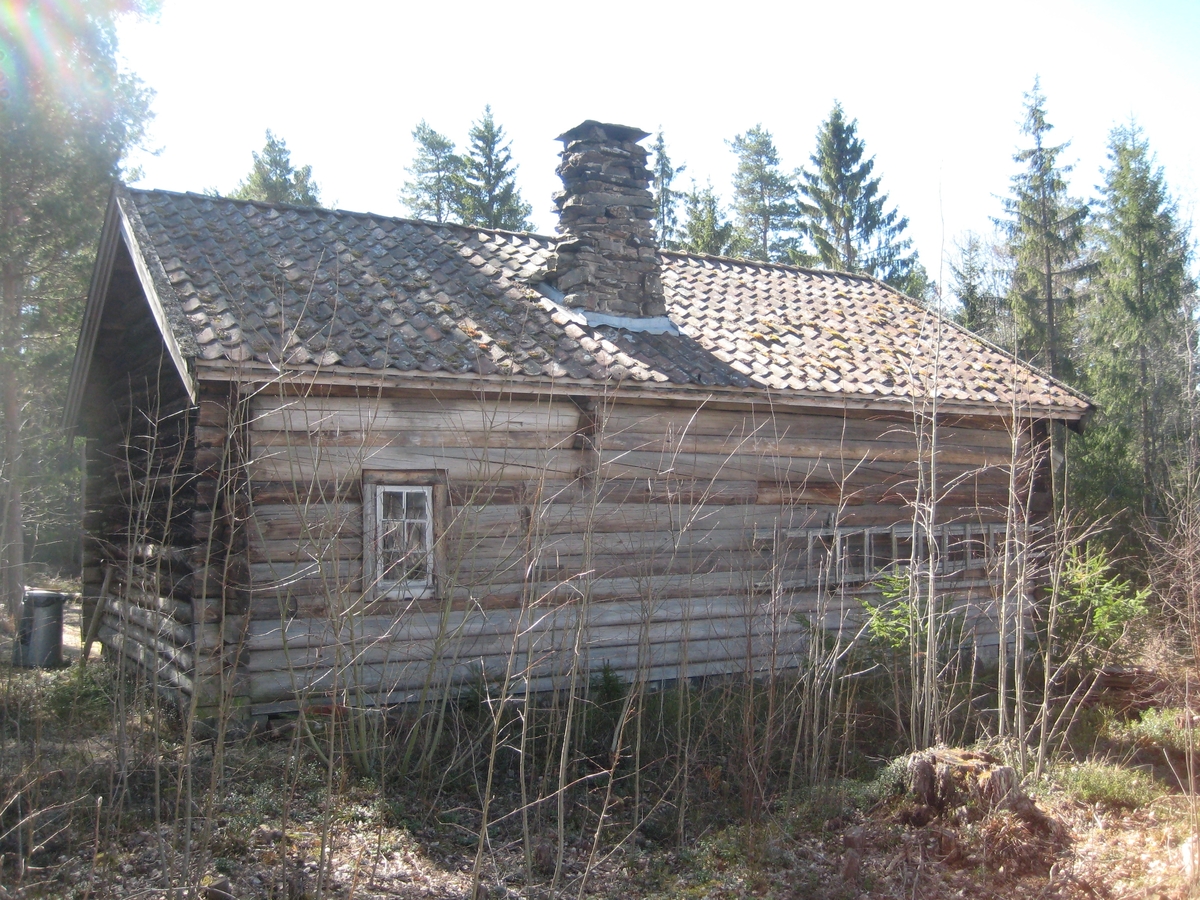 Laftet bygning i en etasje med stue og to kammers. Oppført  i akershusisk grunnplan. Husert har ei pipe med to ildsteder.