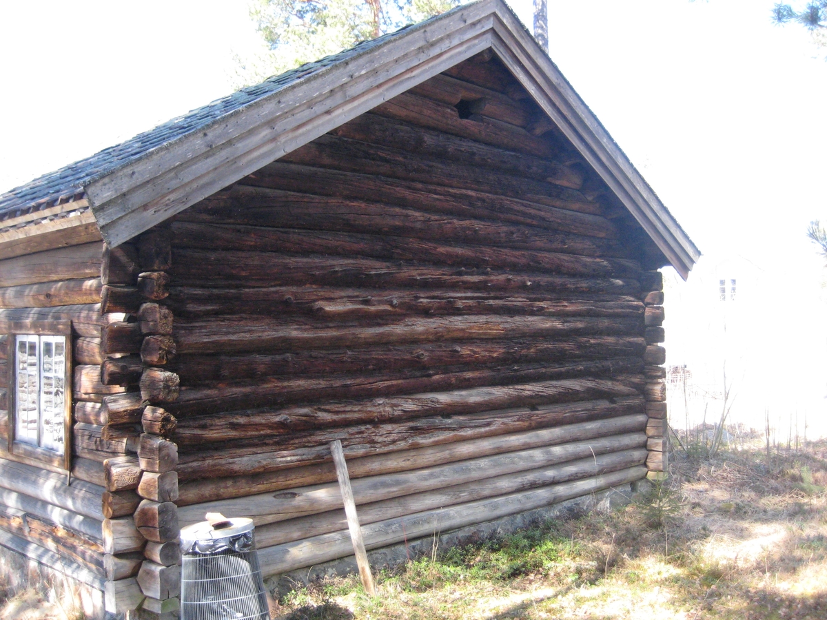 Laftet bygning i en etasje med stue og to kammers. Oppført  i akershusisk grunnplan. Husert har ei pipe med to ildsteder.