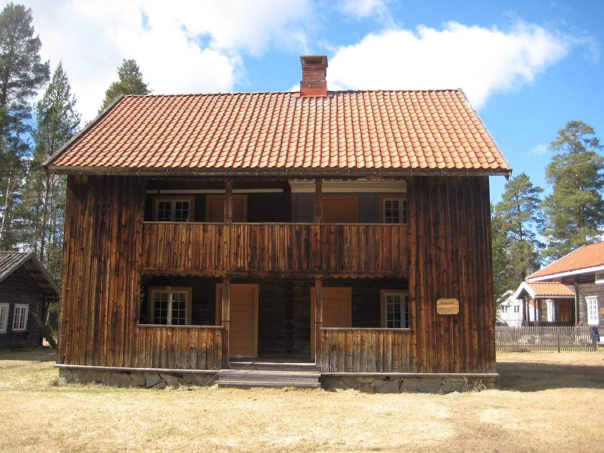 Laftet bygning med svalgang i to etasjer på ringmur av forblendet betongmur.
Bygningen kommer fra Skjeppestad i Nord-Odal. Opprinnelig var huset ei en-etasjes stue med loft. Siden, trolig rundt 1820, ble bygningen utvidet i høgde og bredde og fikk svalgang foran. Denne var utsatt for vær og vind og ble kledd inn ca 1895. Da bygnignen ble flyttet til Odalstunet i 1957 ble den oppført slik den så ut før denne ombyggingen. I 2018 måtte veggen mot nord igjen kles inn med panel.