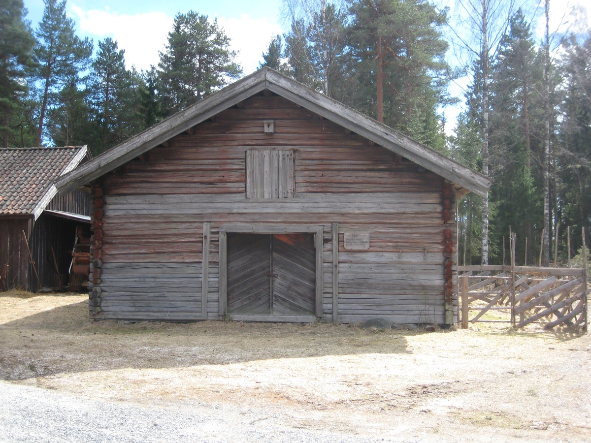 Lasfet fjøs i en stasje. Inngang gjennom doble dører fra begge gavlender. Fjøset er delt i to like store deler med en laftet vegg på tvers midt på.