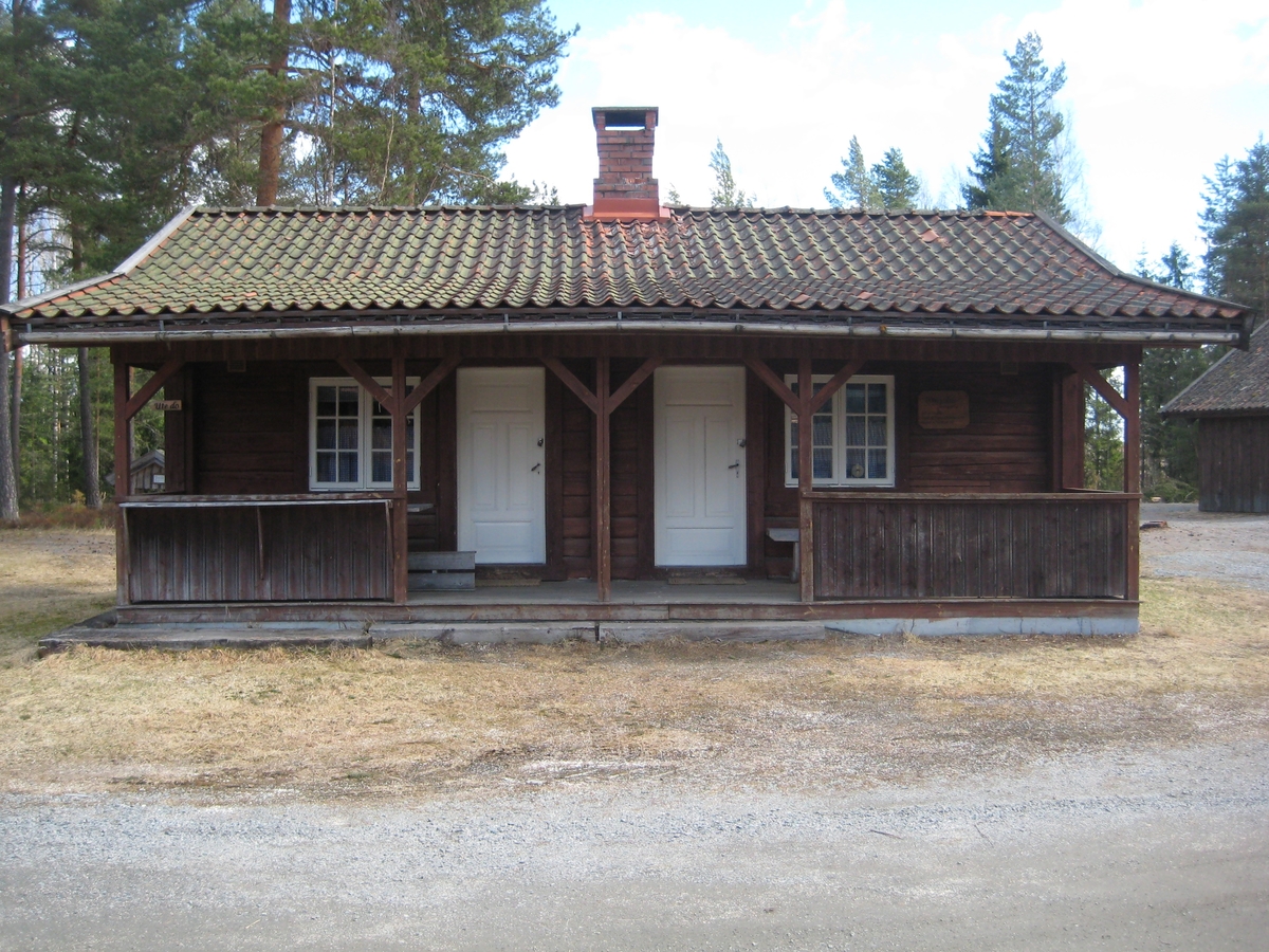 Bygningen er opprinnelig ei drengestue i to etasjer. Føste etasje er opppført på Odalstunet. Bygningen har to like store rom som begge har inngangsdør fra svalgangen. Pipe i midten og gjennomgang mellom rommene.