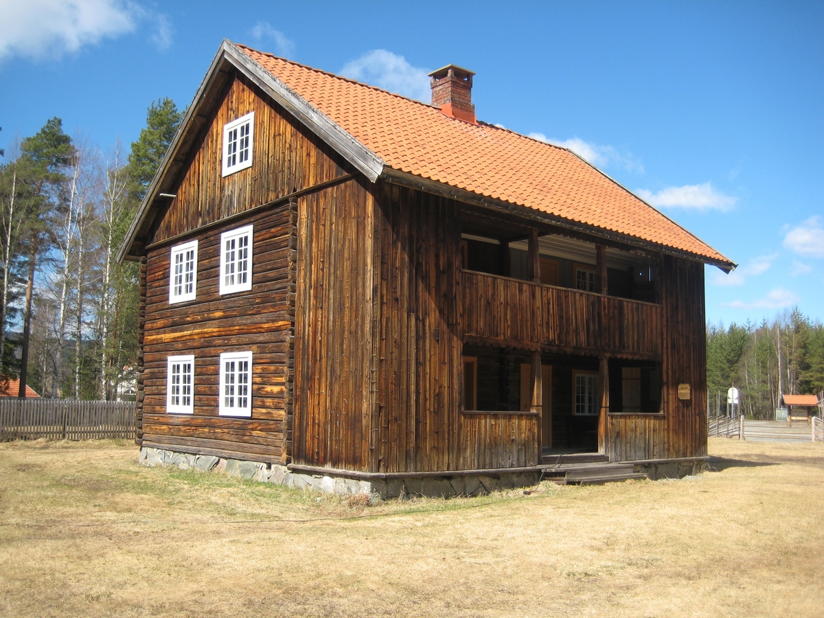 Laftet bygning med svalgang i to etasjer på ringmur av forblendet betongmur.
Bygningen kommer fra Skjeppestad i Nord-Odal. Opprinnelig var huset ei en-etasjes stue med loft. Siden, trolig rundt 1820, ble bygningen utvidet i høgde og bredde og fikk svalgang foran. Denne var utsatt for vær og vind og ble kledd inn ca 1895. Da bygnignen ble flyttet til Odalstunet i 1957 ble den oppført slik den så ut før denne ombyggingen. I 2018 måtte veggen mot nord igjen kles inn med panel.