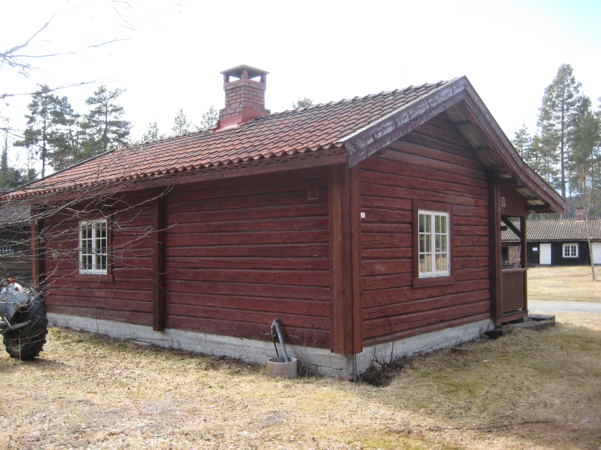 Bygningen er opprinnelig ei drengestue i to etasjer. Føste etasje er opppført på Odalstunet. Bygningen har to like store rom som begge har inngangsdør fra svalgangen. Pipe i midten og gjennomgang mellom rommene.