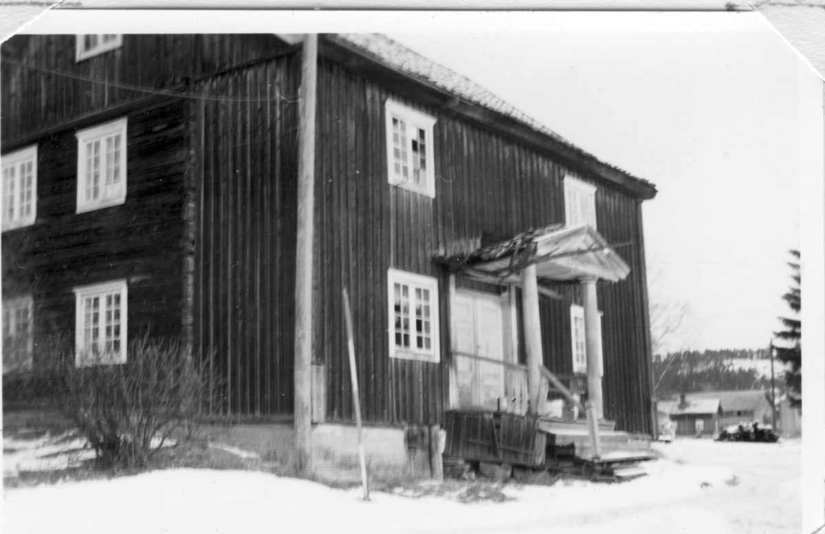 Laftet bygning med svalgang i to etasjer på ringmur av forblendet betongmur.
Bygningen kommer fra Skjeppestad i Nord-Odal. Opprinnelig var huset ei en-etasjes stue med loft. Siden, trolig rundt 1820, ble bygningen utvidet i høgde og bredde og fikk svalgang foran. Denne var utsatt for vær og vind og ble kledd inn ca 1895. Da bygnignen ble flyttet til Odalstunet i 1957 ble den oppført slik den så ut før denne ombyggingen. I 2018 måtte veggen mot nord igjen kles inn med panel.