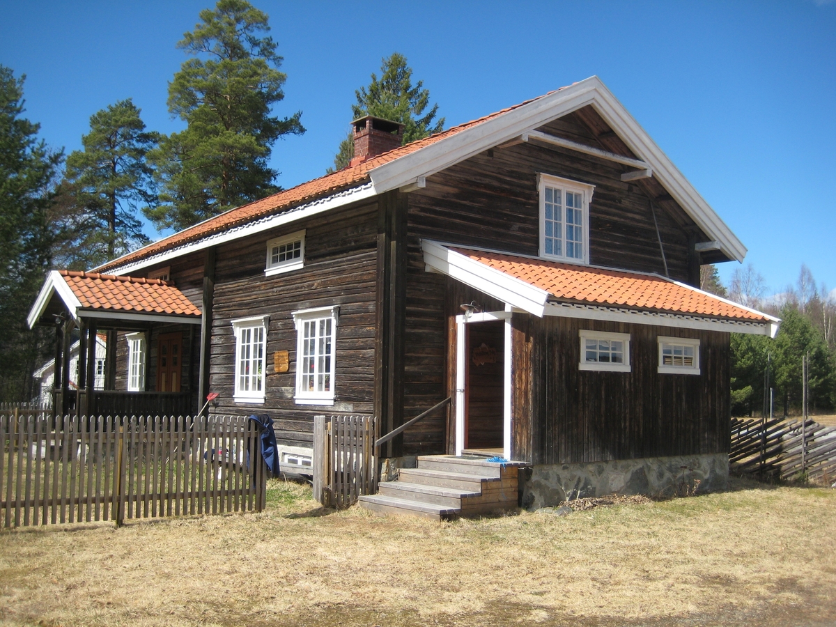 Laftet midtpipehus i to etasjer. Kjøkkengang og verandagang foran husets to innganger. 
Bygningen ble først oppført i en etasje, kanskje allerede midt på 1700-tallet da Storbråten ble ryddet i lia nord for hovedbølet Austvatn, helt på grensa mot Garvik. I 1898 ble huset flyttet og påbygd en etasje. Samtidig fikk den sveitserstilsdetaljer rundt vinduene. En verandagang ble påsatt ca 1910. Den datt ned den store snøvinteren 1966. I 1988 ble huset plukket ned og gjenoppført på Odalstunet som administrasjonsbygg med magasinrom i kjelleren, kontor og møterom.