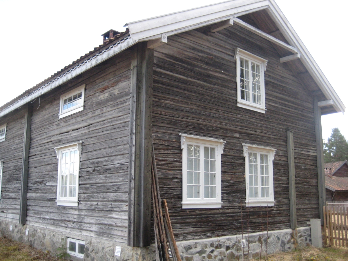 Laftet midtpipehus i to etasjer. Kjøkkengang og verandagang foran husets to innganger. 
Bygningen ble først oppført i en etasje, kanskje allerede midt på 1700-tallet da Storbråten ble ryddet i lia nord for hovedbølet Austvatn, helt på grensa mot Garvik. I 1898 ble huset flyttet og påbygd en etasje. Samtidig fikk den sveitserstilsdetaljer rundt vinduene. En verandagang ble påsatt ca 1910. Den datt ned den store snøvinteren 1966. I 1988 ble huset plukket ned og gjenoppført på Odalstunet som administrasjonsbygg med magasinrom i kjelleren, kontor og møterom.