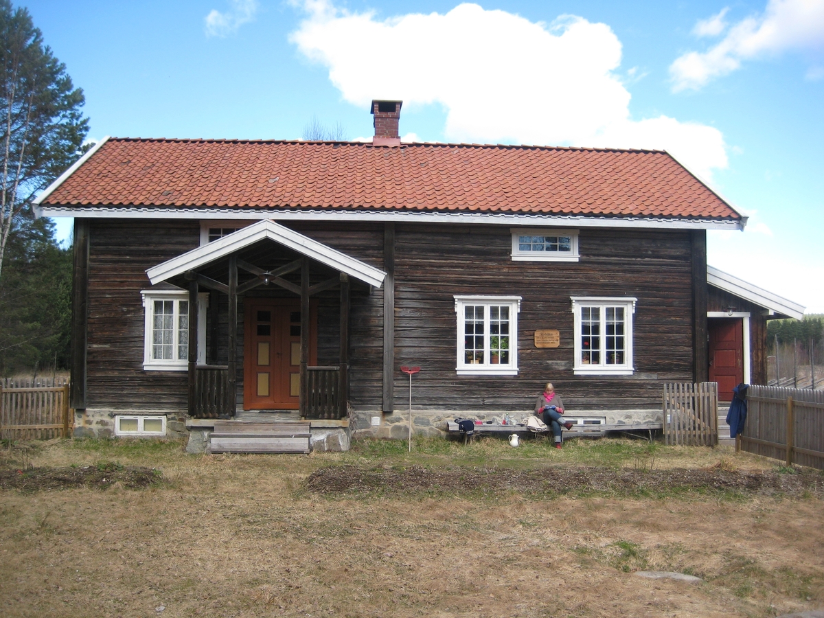 Laftet midtpipehus i to etasjer. Kjøkkengang og verandagang foran husets to innganger. 
Bygningen ble først oppført i en etasje, kanskje allerede midt på 1700-tallet da Storbråten ble ryddet i lia nord for hovedbølet Austvatn, helt på grensa mot Garvik. I 1898 ble huset flyttet og påbygd en etasje. Samtidig fikk den sveitserstilsdetaljer rundt vinduene. En verandagang ble påsatt ca 1910. Den datt ned den store snøvinteren 1966. I 1988 ble huset plukket ned og gjenoppført på Odalstunet som administrasjonsbygg med magasinrom i kjelleren, kontor og møterom.