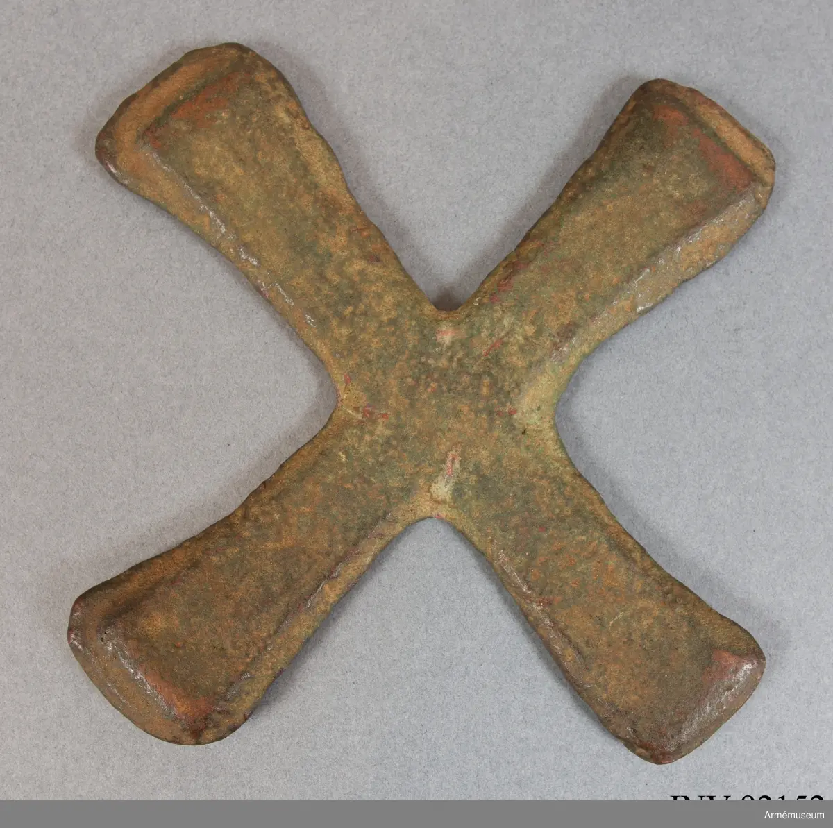 Korsen tillverkades i olika storlekar men det här är ett av de vanligaste med 20 centimeters storlek. Då den användes som betalningsmedel kunde man för ett kors köpa 10 kilo mjöl eller 5-6 höns. För en get krävdes mellan 4-6 kors och för 10 kunde ett vapen inhandlas. Korsymbolen fanns även på katangesiska mynt. De har även återfunnits i mindre storlekar i gravar och tros ha använts i ritualer som symbol för värdighet och makt.