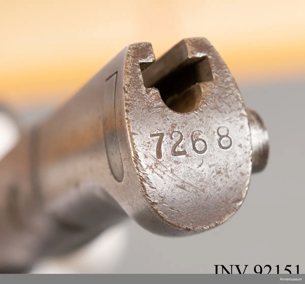 Banjonetten är en belgisk FN (Fabrique Nationale) m/1924 export. Den var applicerbar på bland annat Fabrique Nationale m/1924 gevär och Gewehr 98. Bajonetten härrör troligen från ett katangesiskt vapen och är märkt ”Kaminaville” som i det här fallet syftar på anfallet mot basen i Kaminaville på nyårsafton 1962. Det katangesiska gendarmeriet skulle avväpnas och tryckas tillbaka av både svenska och ghanesiska trupper. I det stora hela var det här en del av Operation Grandslam 28 december 1962 till och med 15 januari 1963. I och med operationen kunde det katangesiska upproret stoppas och FN återtog kontrollen över området. Motståndarsidan, det katangesiska gendarmeriet, stöddes av belgiska legosoldater och hade delvis också belgiska vapen och amerikanska pansarbilar till sitt förfogande.