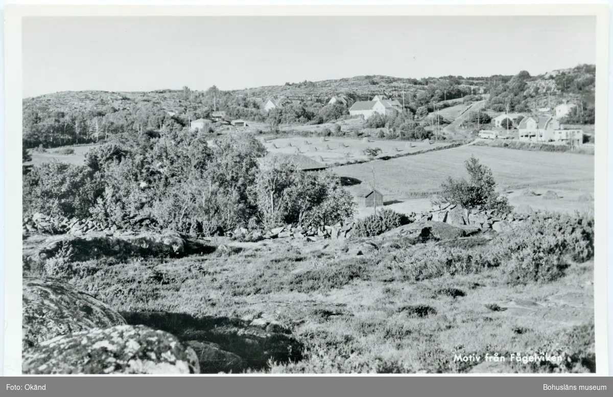 Tryckt text på kortet: "Motiv från Fågelviken".
Noterat på kortet: "FÅGELVIKEN BRO SN. STÅNGENÄS (HERRENÄSET) 10 Sept. 1955".
"UTSIKT NORDOST FRÅN VÄSTER OM STORA VÄGEN BRO - SLÄVIK (DEN VÄG PÅ VILKEN SES EN BUSS. TILL H. OM BUSSEN KONSUMBUTIKEN)".