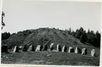 Badelunda sn, Anundshögsområdet, Långby.
Restaureringsarbete vid skeppssättning. Gravhög i bakgrunden.