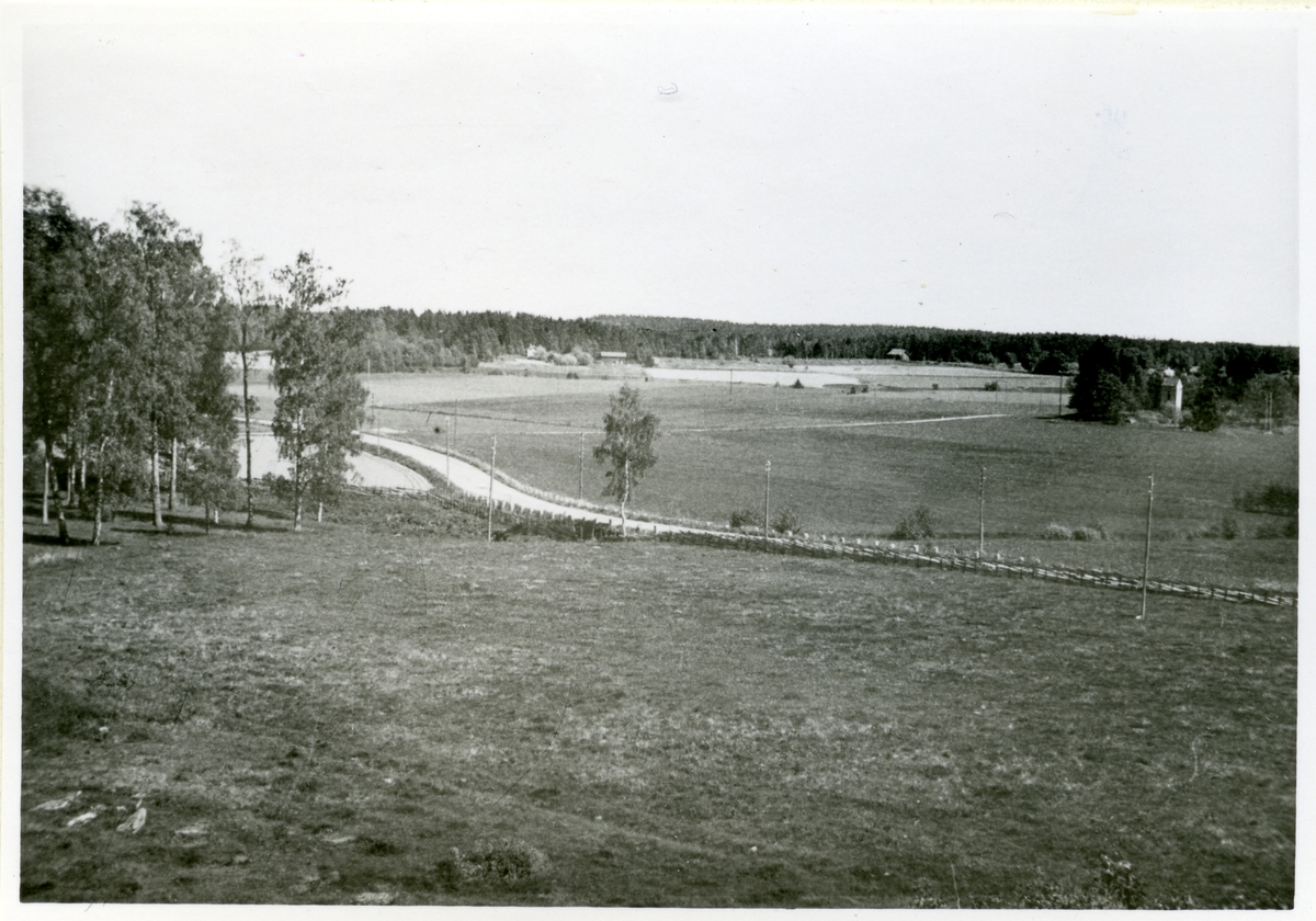 Badelunda sn, Anundshögsområdet, Långby.
Utsikt mot vägen.