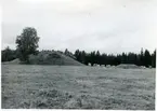 Badelunda sn, Anundshögsområdet, Långby.
Anundshögen, skeppssättning och mindre hög.