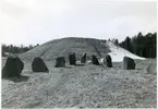 Badelunda sn, Anundshögsområdet, Långby.
Anundshögen och del av skeppssättning.