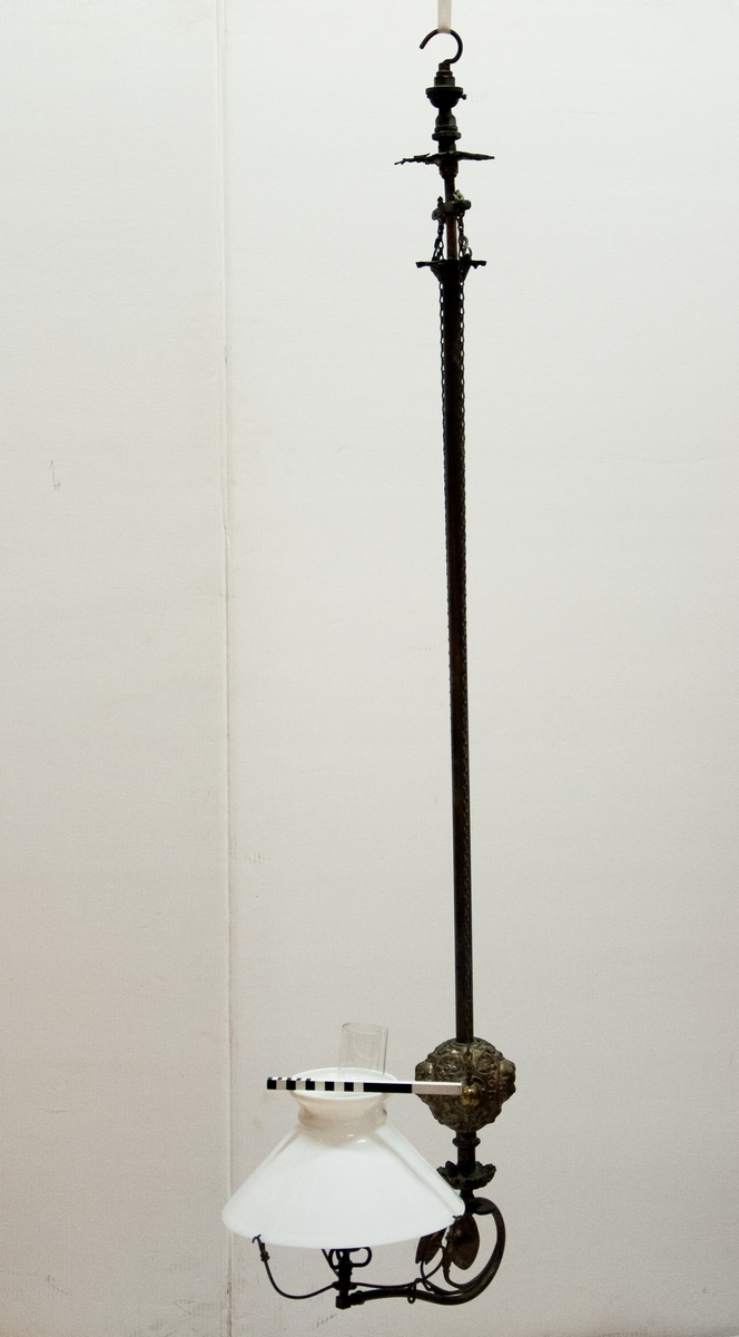 Taklampa med porslin skärm.
Etikett med text: "enarmad takhängare med ..takslid använd för kontorsbelysning" (delvis otydligt). Påhängd bricka med nr 36.