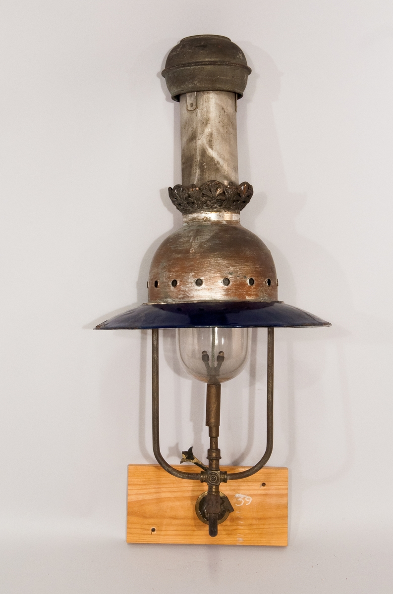 Enligt etikett: "Regenerativ lampa Regina-Lampan för väggfäste". Påmålad märkning "39".