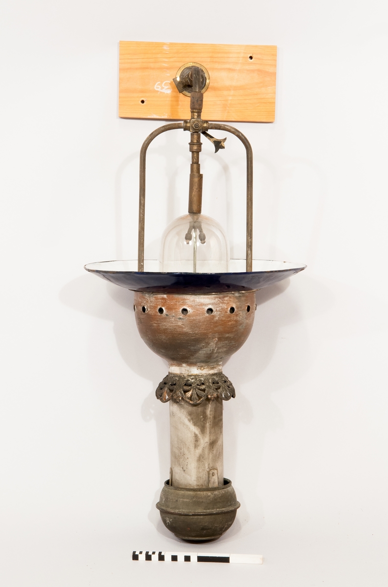 Enligt etikett: "Regenerativ lampa Regina-Lampan för väggfäste". Påmålad märkning "39".