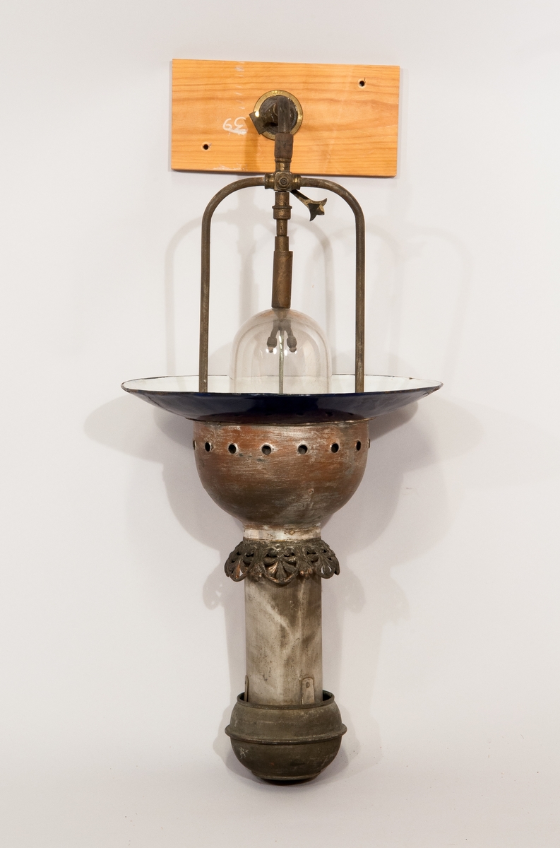 Enligt etikett: "Regenerativ lampa Regina-Lampan för väggfäste". Påmålad märkning "39".