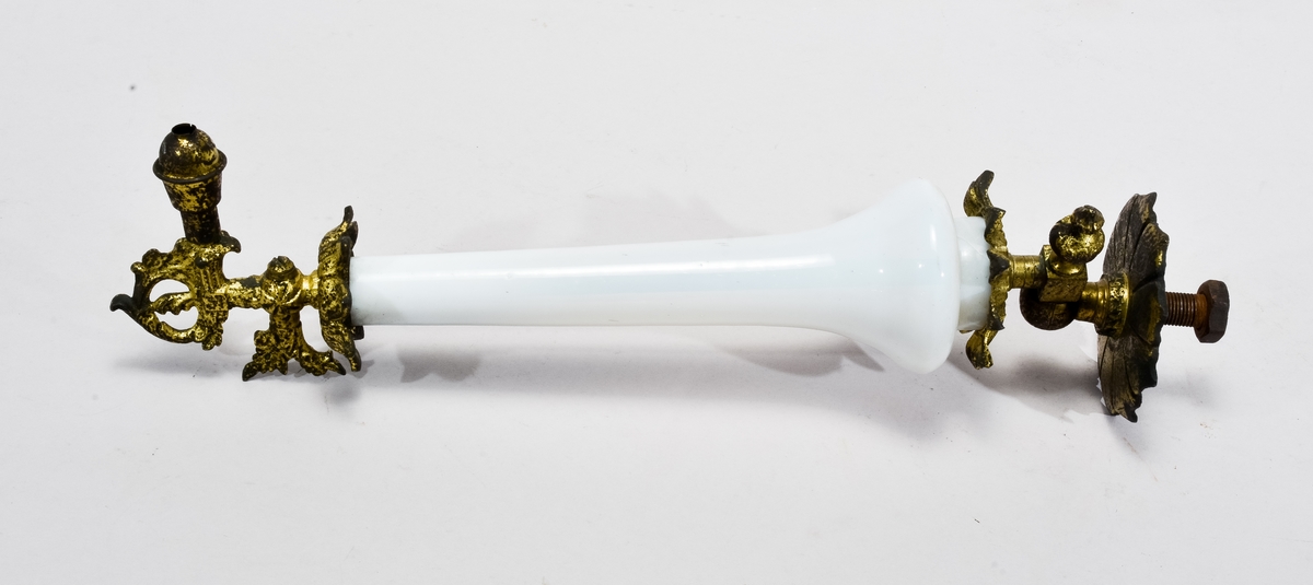 Väggarmatur i mässing och vitt porslin. Påmålad märkning "379".