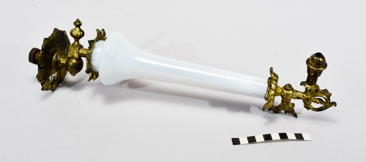 Väggarmatur i mässing och vitt porslin. Påmålad märkning "379".