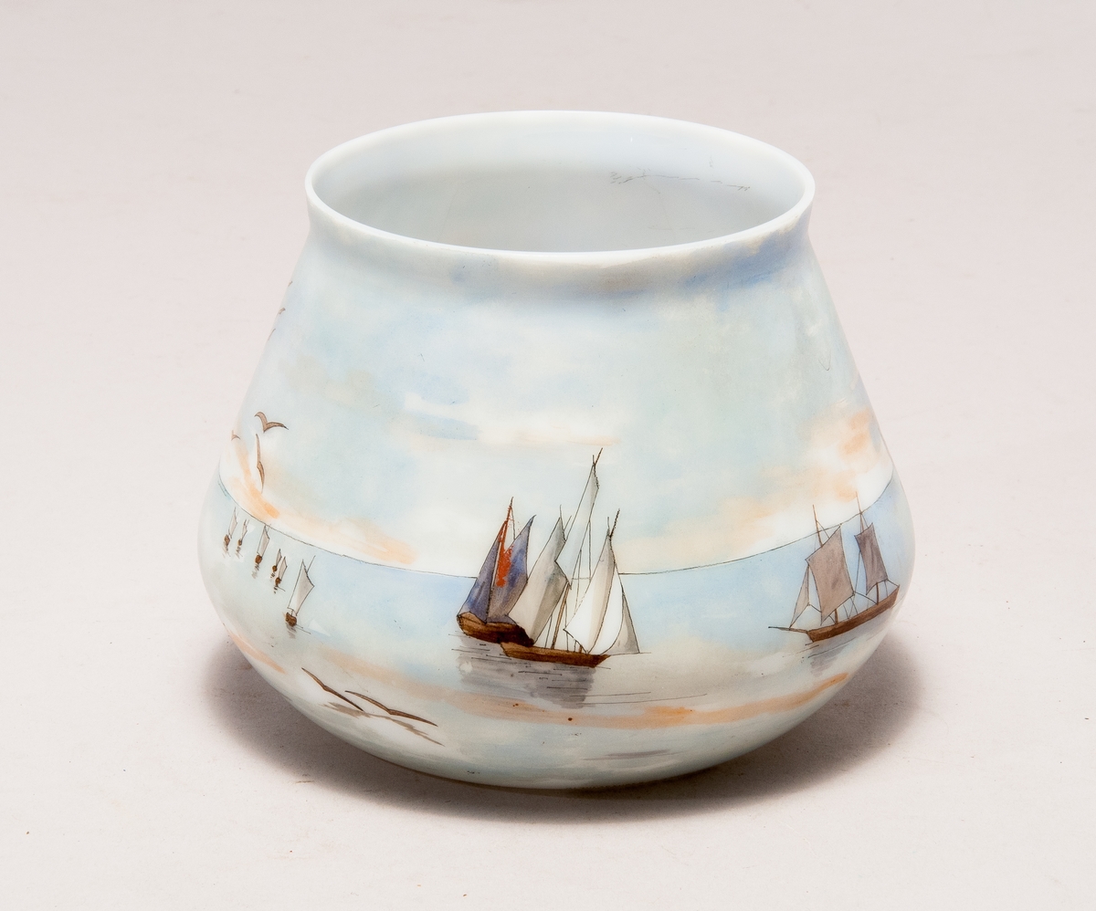 Lampkupa med båtmotiv målat på sig.
Märkt: "William Sugg & Co Lo, Princess Double Annealed, Manufactured in Lothringen.".