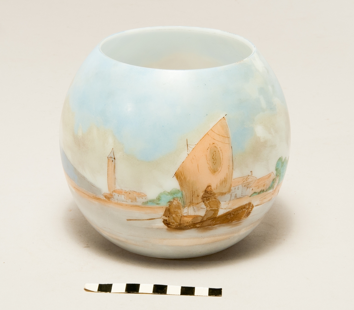 Blå lampkupa med båtmotiv.
Ingen märkning.