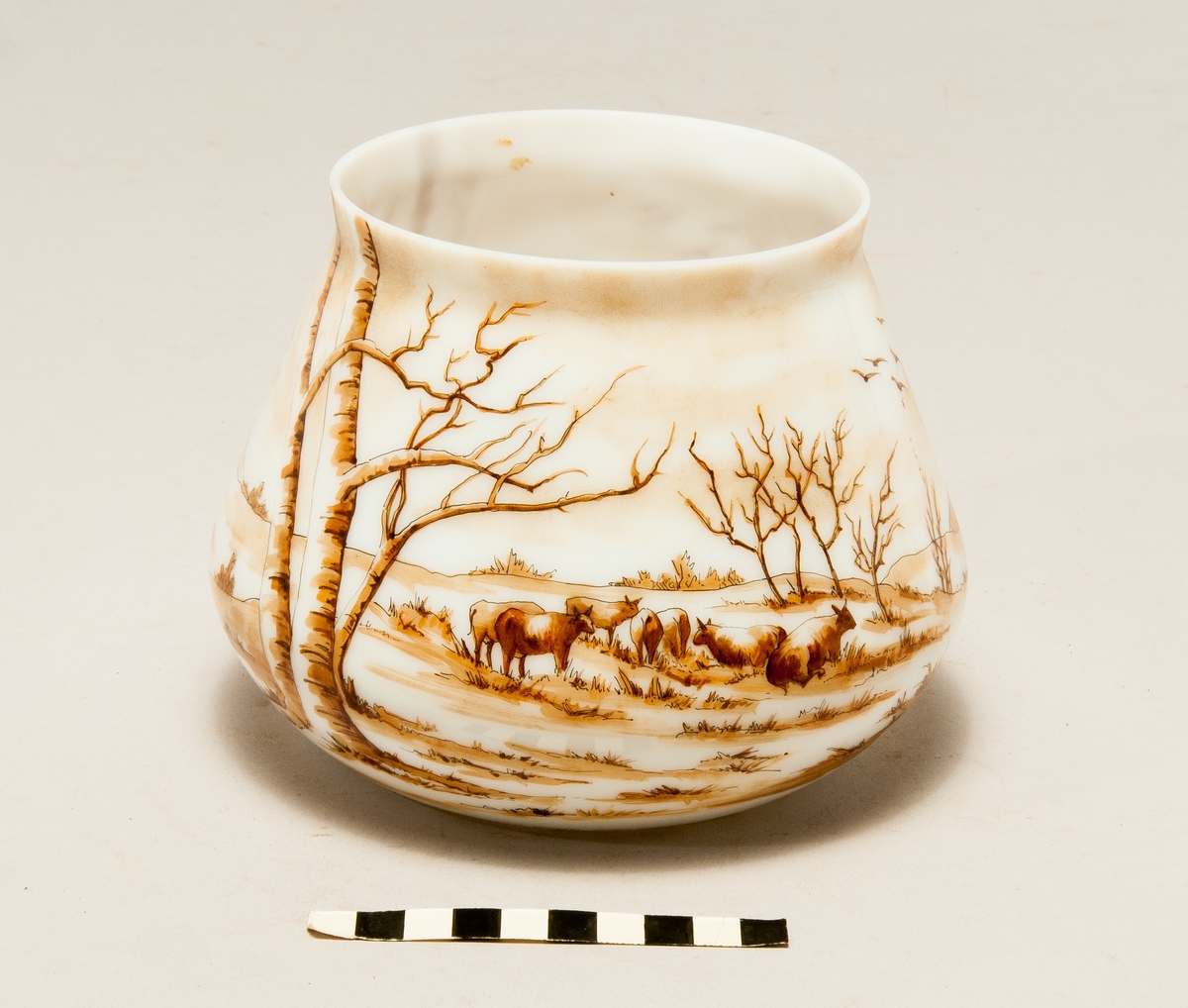 Vit lampkupa med naturmotiv. Märkt: "William Sugg & Co Lo, Princess Double Annealed, Manufactured in Lothringen.".