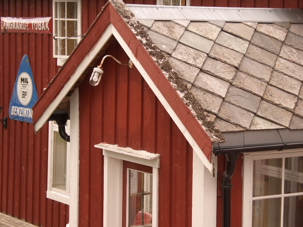 Leirfjord, Bardal, Wangbrygga. Mosegrodde vindskibord på inngangspartiet.